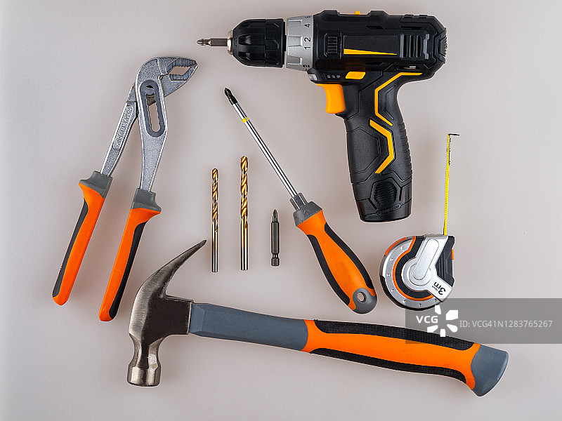 工作和修理工具，螺丝刀，锤子，螺丝刀，钥匙和紧固件，模板，复制品图片素材