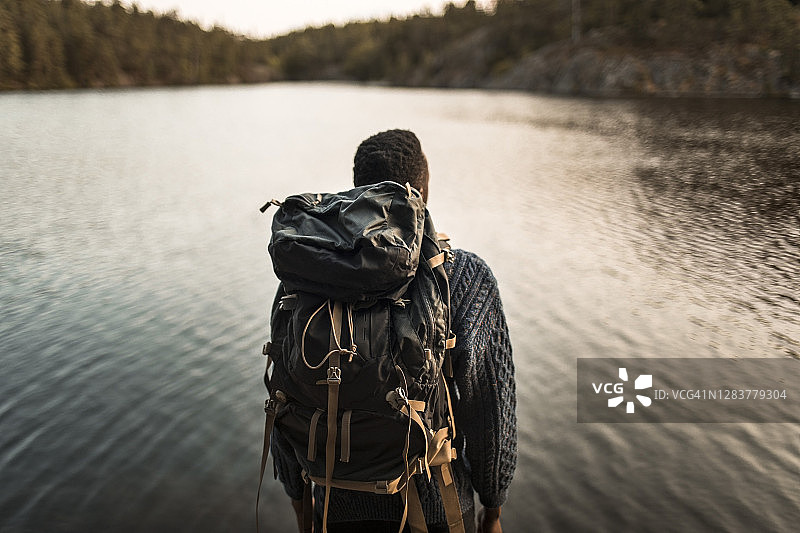 背对森林湖泊的男人背包后视图图片素材