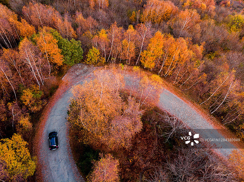 驾驶在令人惊叹的道路与秋天的颜色从空中拍摄的比利牛斯山脉。图片素材