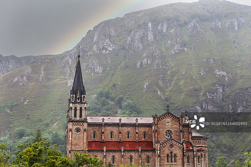 西班牙阿斯图里亚斯，Picos de Europa国家公园，Covadonga大教堂图片素材