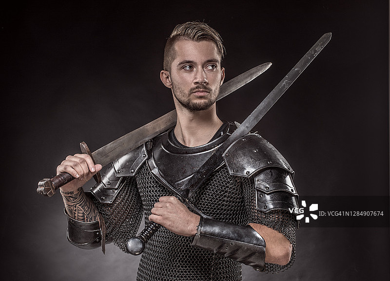 一个年轻的穿着盔甲的黑骑士王子的肖像图片素材