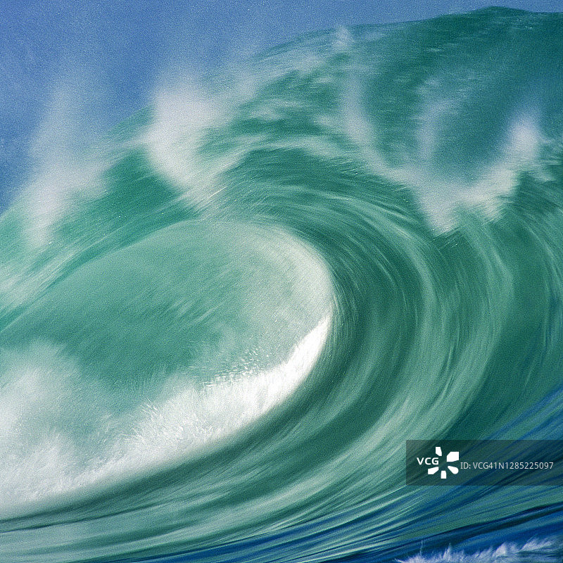 美国，夏威夷，海浪在威美亚湾图片素材