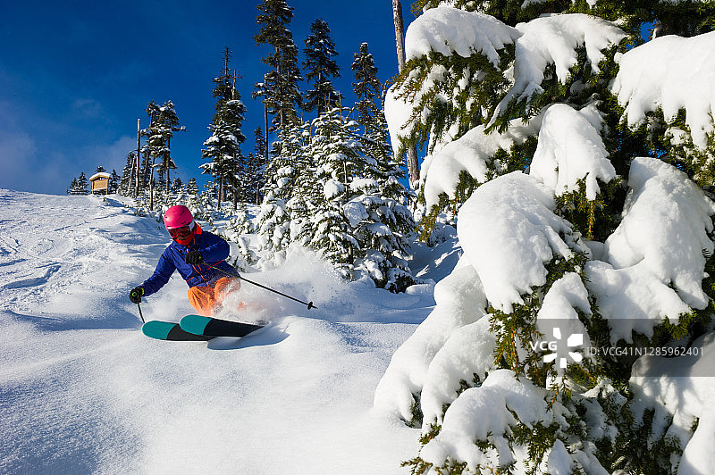 女人在滑雪度假中滑雪图片素材