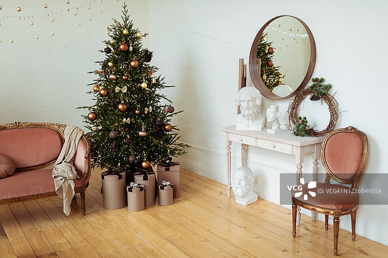 美丽的圣诞节装饰住宅白色房间。图片素材