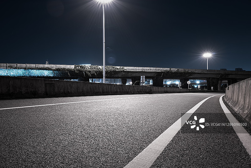 夜间明亮的高速公路图片素材