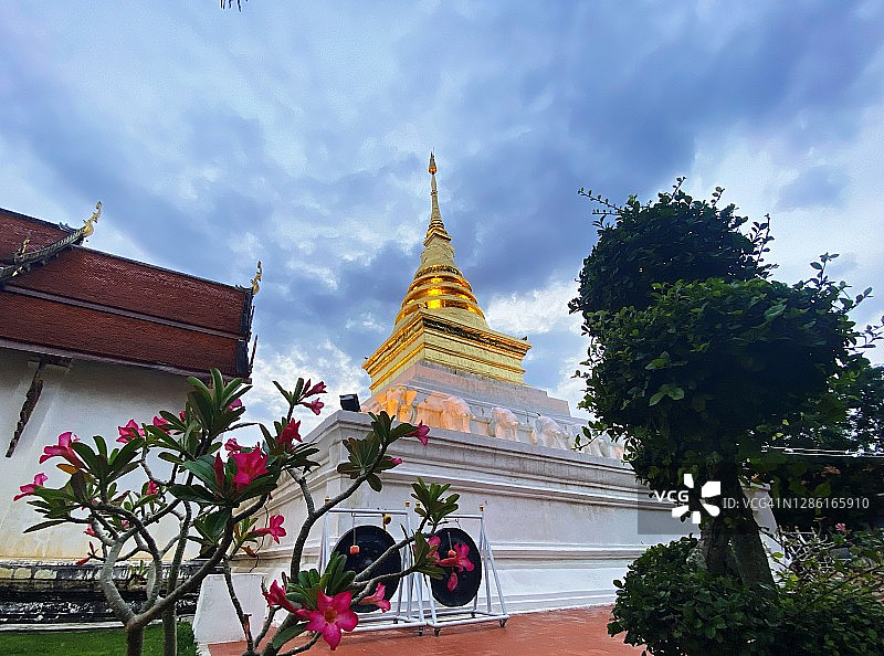 美丽的泰国寺庙金塔。图片素材