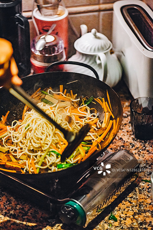 自制炒菜-亚洲炒锅在家烹饪图片素材