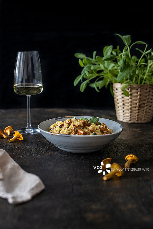 鸡油菌和鼠尾草叶调味饭。意大利调味饭和白葡萄酒图片素材
