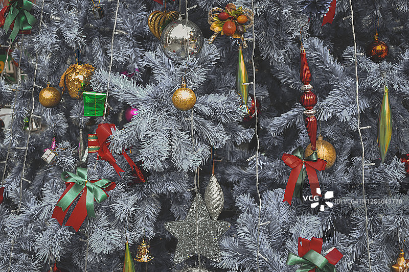 特写镜头的照明圣诞装饰在圣诞树上图片素材