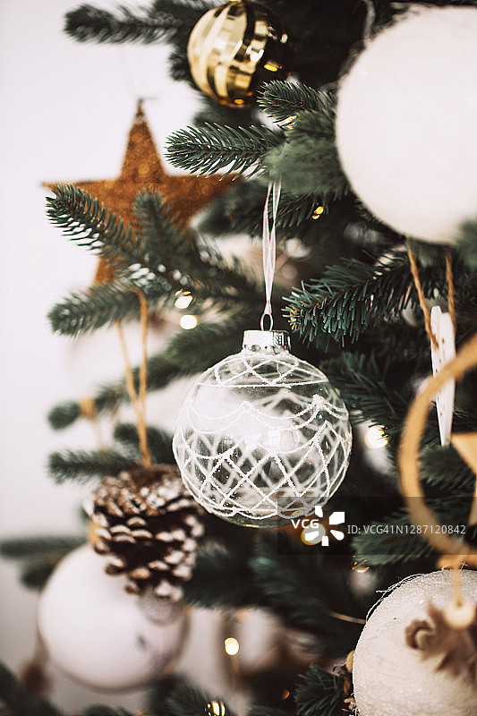用小装饰品和彩灯装饰的圣诞树。新年庆祝概念。图片素材