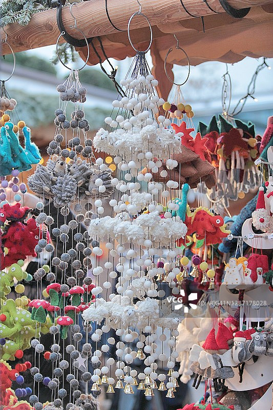 全框拍摄的多色和可爱的手工圣诞饰品在圣诞市场。图片素材