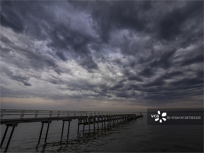 即将来临的晚春风暴，格兰特维尔，西港湾，澳大利亚维多利亚州图片素材