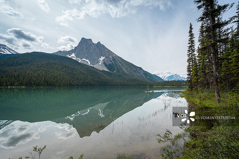 加拿大不列颠哥伦比亚省Yoho国家公园，游客们在翡翠湖上划着独木舟图片素材