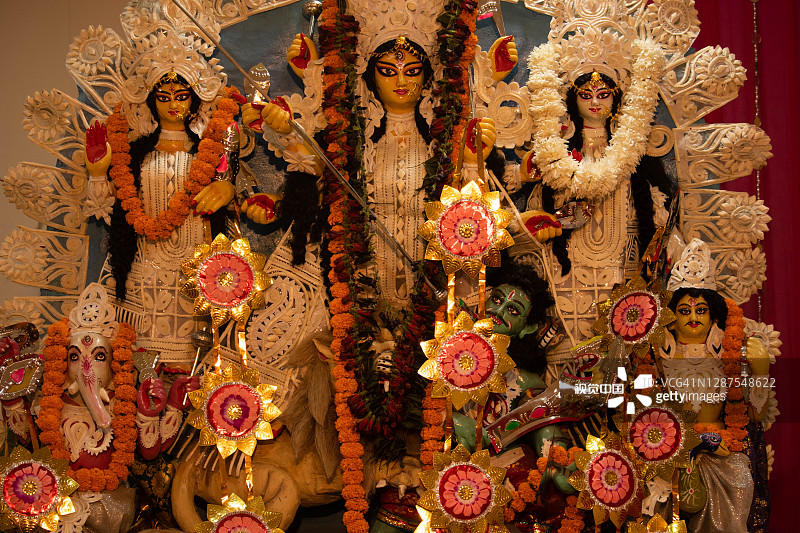 神像神像杜尔加·拉克希米·萨拉斯瓦蒂甘尼萨在杜塞赫拉杜尔加礼拜节庆典期间图片素材