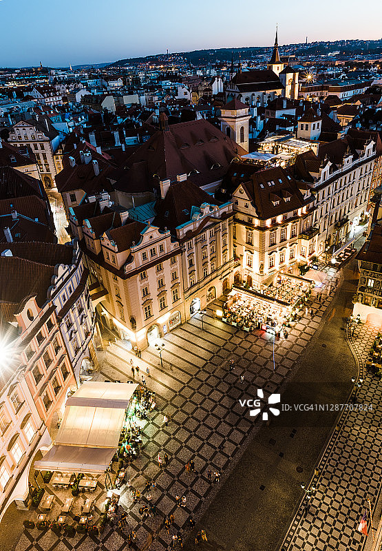 布拉格老城广场的夜景，捷克共和国-库存照片图片素材