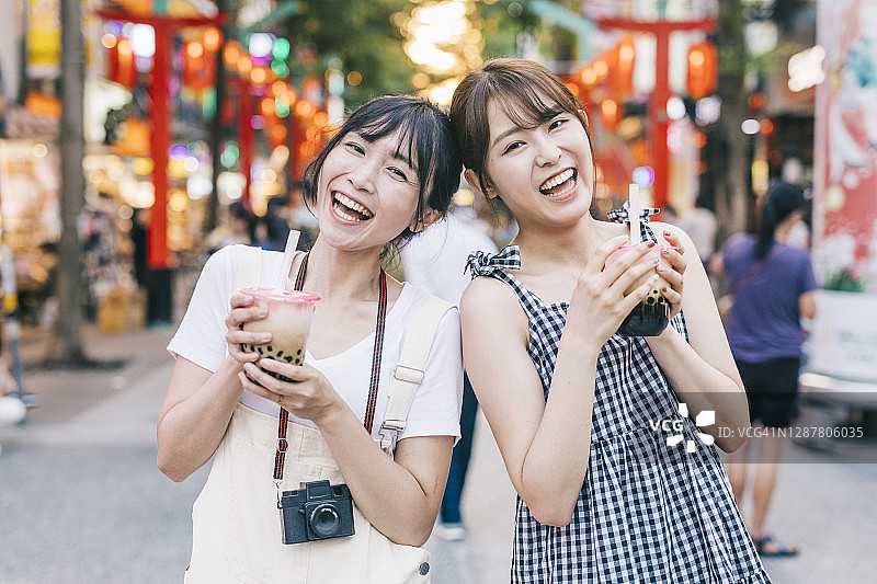 快乐的亚洲女人和珍珠奶茶图片素材