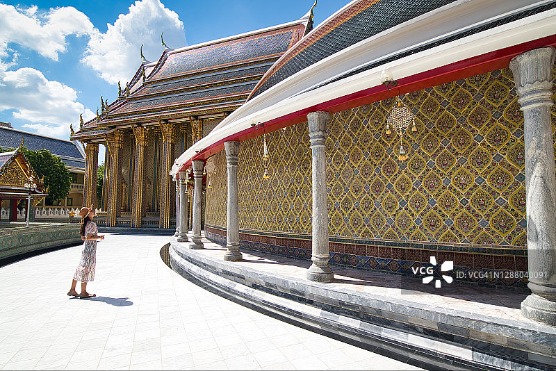 曼谷大皇宫拉贾博皮特寺的独行旅客图片素材
