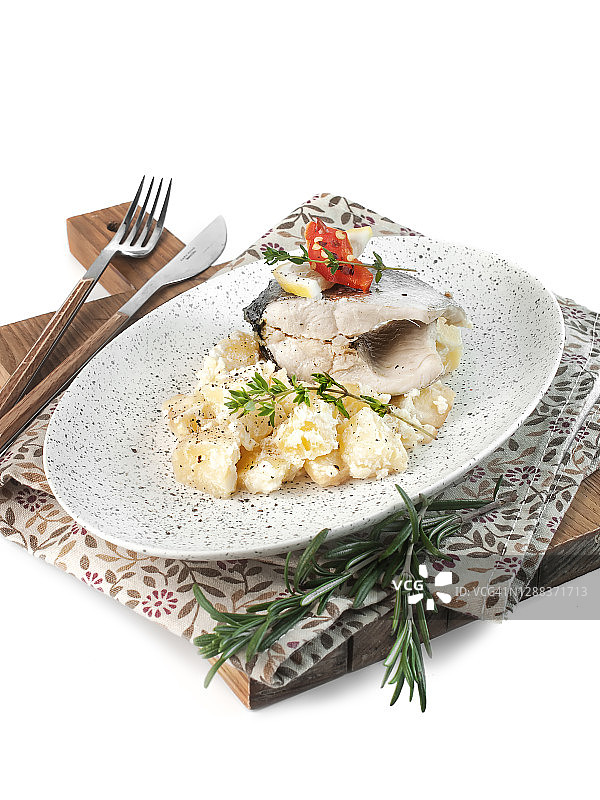 食物摄影午餐饮食菜，土豆泥蒸鱼，与柠檬和香草侧视图在一个白色的背景孤立近距离图片素材