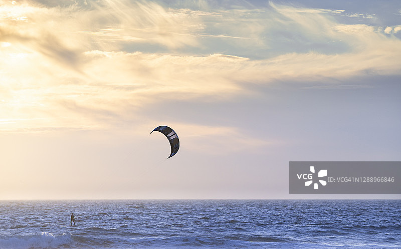 太平洋上风筝冲浪者图片素材