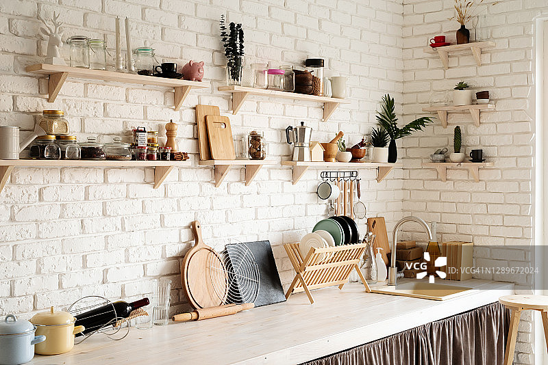 质朴的厨房内部，白色砖墙和白色木制架子图片素材