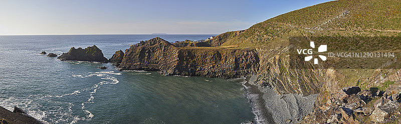 崎岖的大西洋海岸悬崖，德文郡北部海岸，在哈特兰码头，英格兰西南部。图片素材