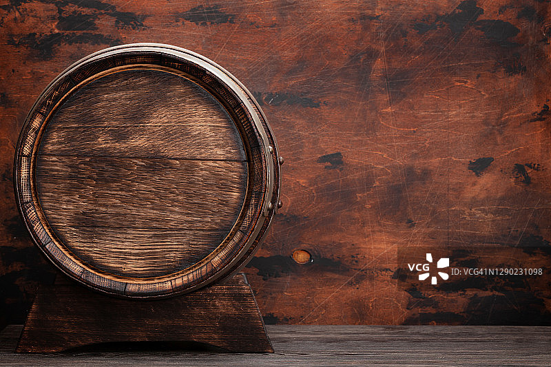 陈酿葡萄酒或威士忌的旧木桶图片素材