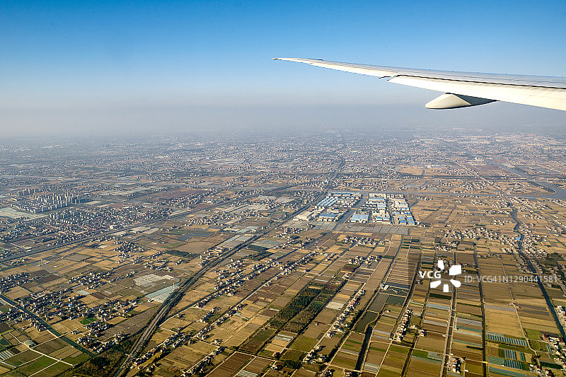 从飞机上鸟瞰中国上海的地形图片素材
