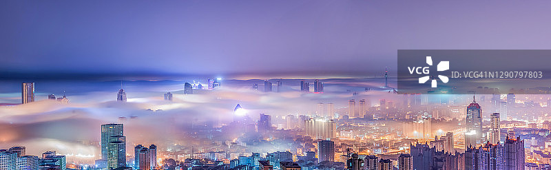 青岛城市的天际线在夜间的雾图片素材