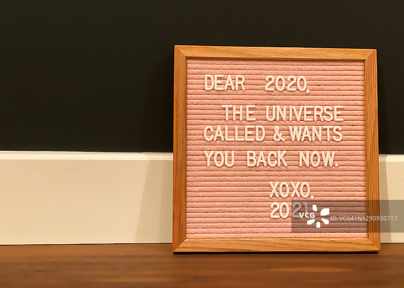 写着“亲爱的2020，宇宙召唤你现在回来”的字母板图片素材