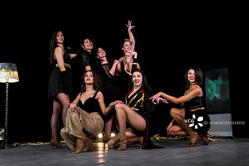 一群女歌舞演员图片素材