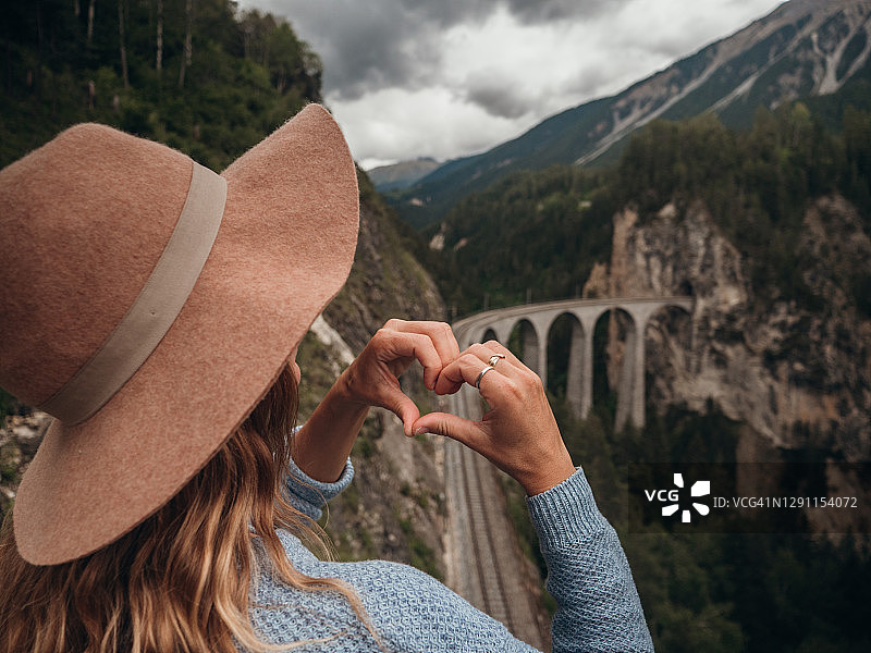 女人喜欢瑞士的高架桥图片素材