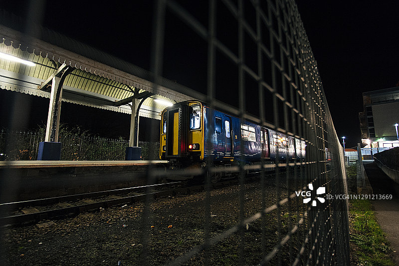 市郊小火车在乡村车站站台上图片素材