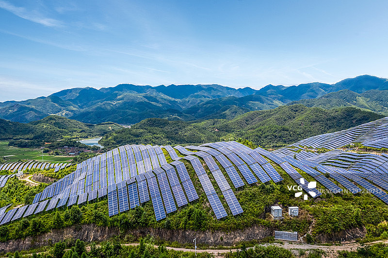 太阳能发电厂安装在山上图片素材