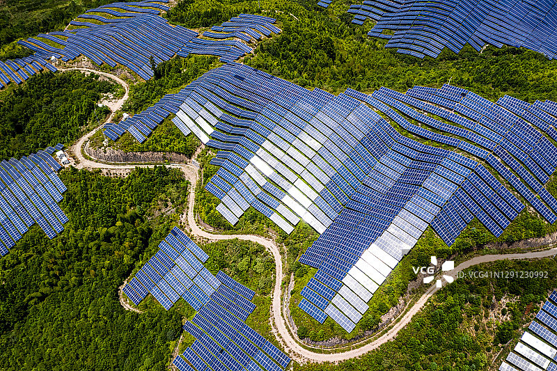 覆盖山顶的太阳能发电厂鸟瞰图图片素材