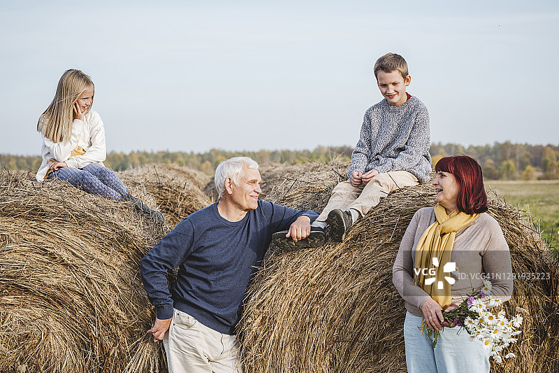爷爷奶奶和孙子坐在干草堆上图片素材