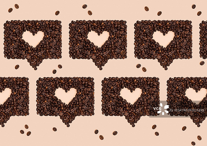 图案或烘培的咖啡豆排列成心形，放在网上聊天泡泡里图片素材