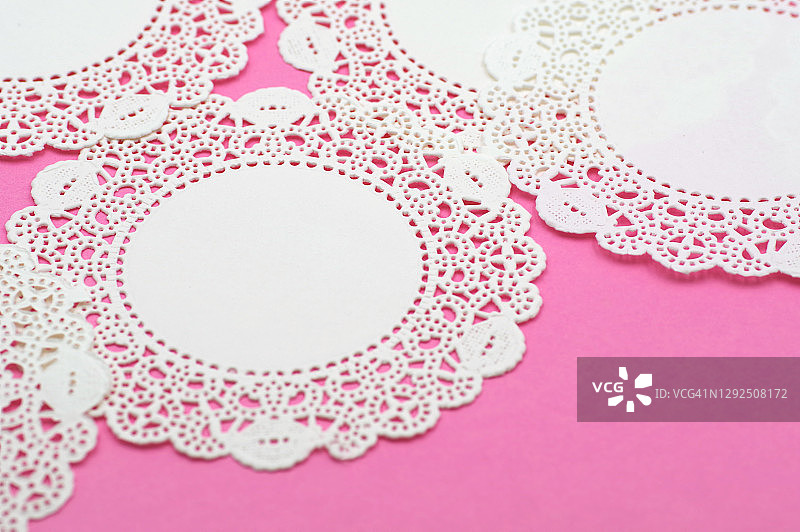 抽象图案的白色垫巾在粉红色的背景图片素材