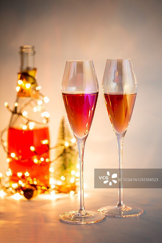 用香槟庆祝圣诞节和新年图片素材