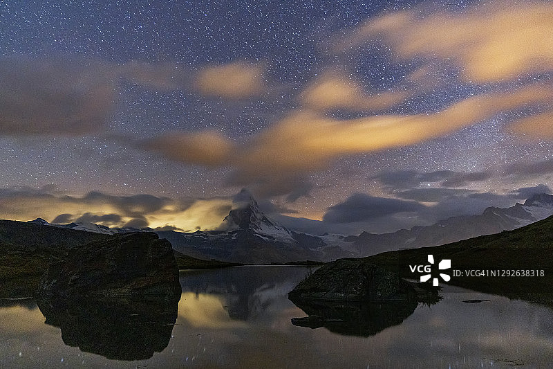马特洪湖和斯特利斯湖的夜空下，瑞士图片素材