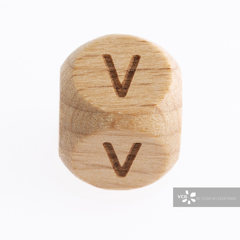 木骰子与字母V在白色的背景图片素材