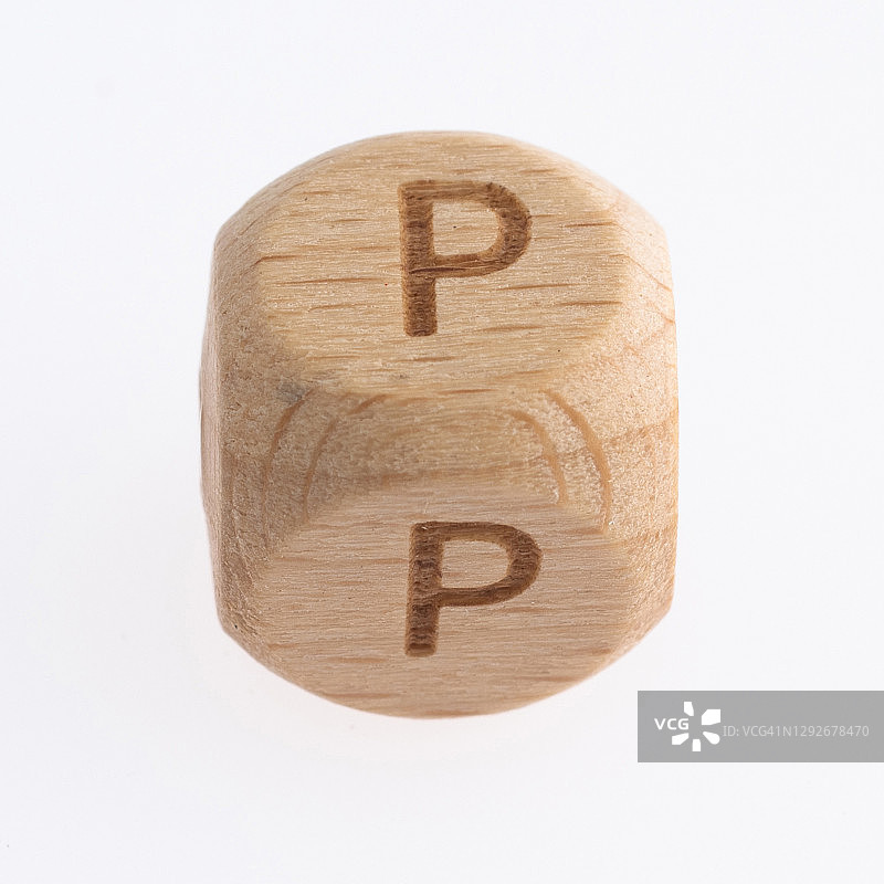 白色背景上有字母P的木骰子图片素材
