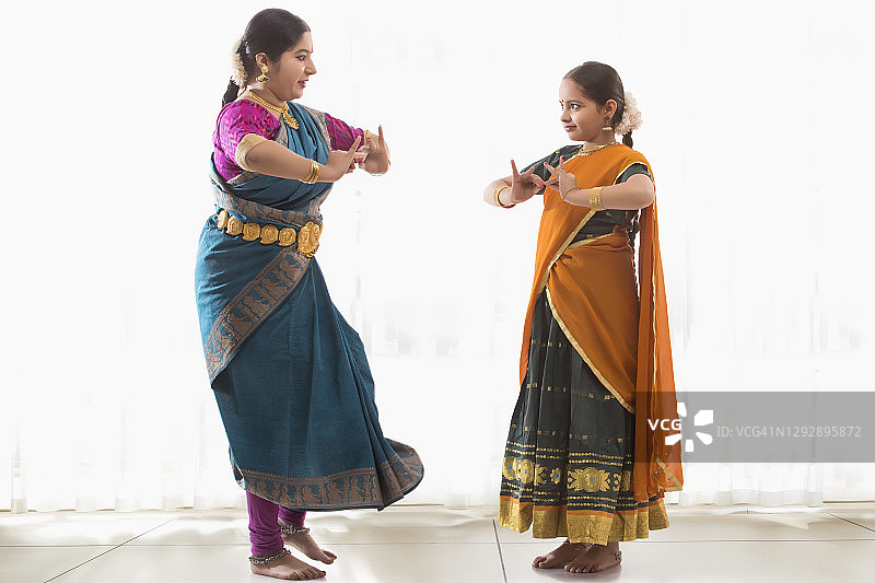 舞蹈演员Bharatnatyam教她的年轻学生。图片素材