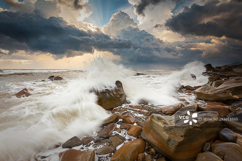 岩石海滩在一个暴风雨的下午图片素材