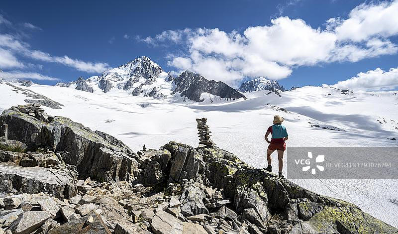 徒步者站在冰川前，冰川和山峰，高山景观，左边的夏蒙尼，法国上萨瓦图片素材