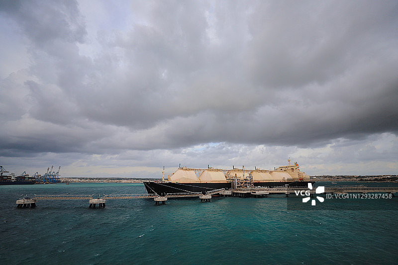 液化天然气浮动存储单元(LNG FSU)系泊在码头。图片素材