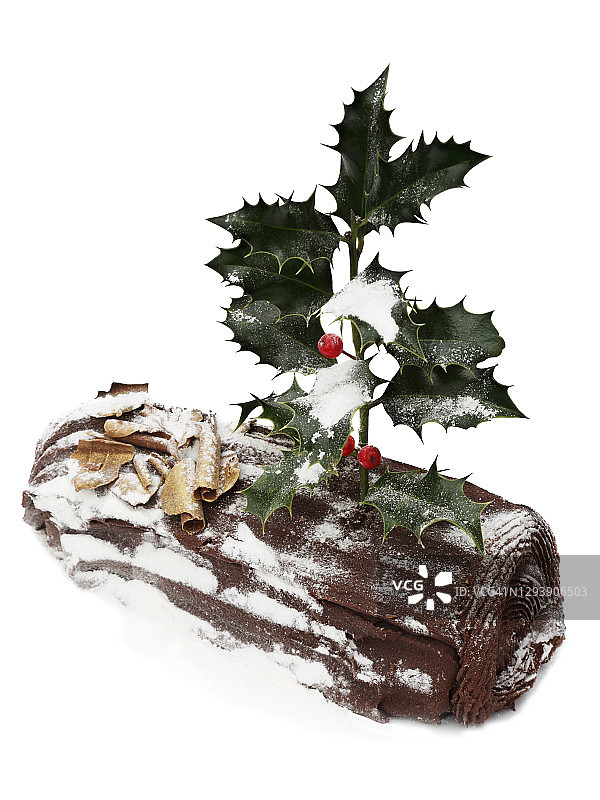 巧克力圣诞原木与冬青和糖糖霜，在白色。图片素材