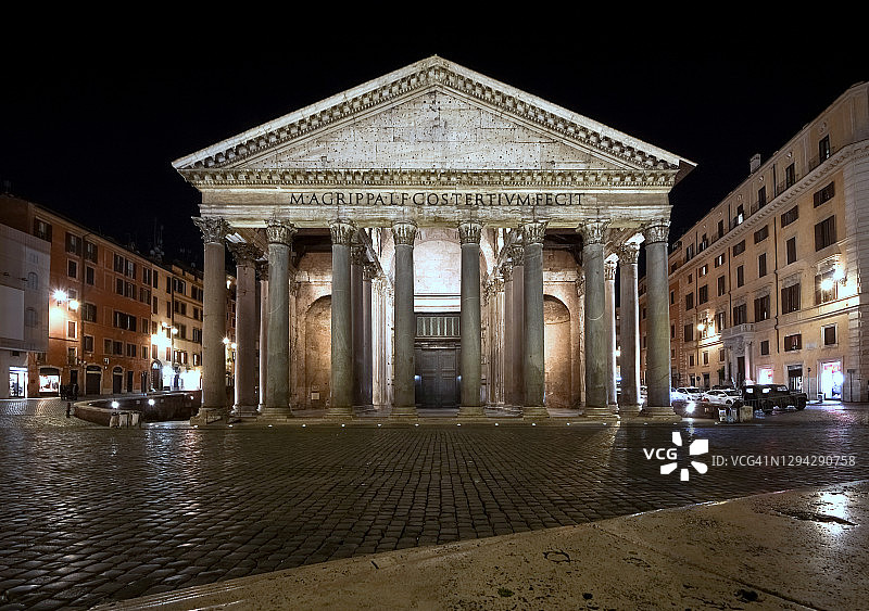 近距离图像的罗马万神殿正面照亮了晚上在罗马，拉齐奥，意大利图片素材