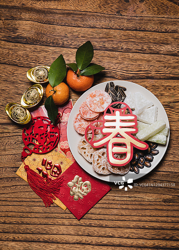 平铺春节传统小吃和红包图片素材