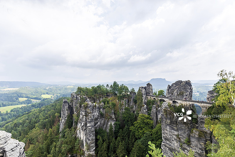 高角度视角的巴斯提桥周围的森林和山脉。Elbsandstein山脉，撒克逊，瑞士，德国图片素材