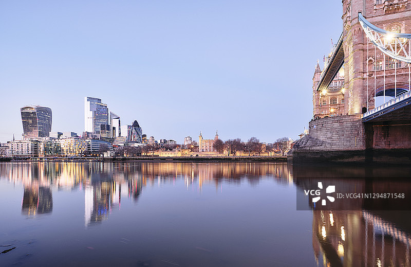 日出时的塔桥和伦敦城市的天际线图片素材
